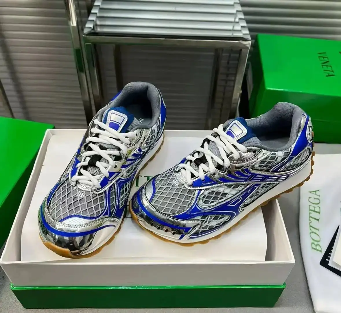 Saucony Shadow 6000 Sneakers / Bottega Veneta Shoes — photo 14 of 15