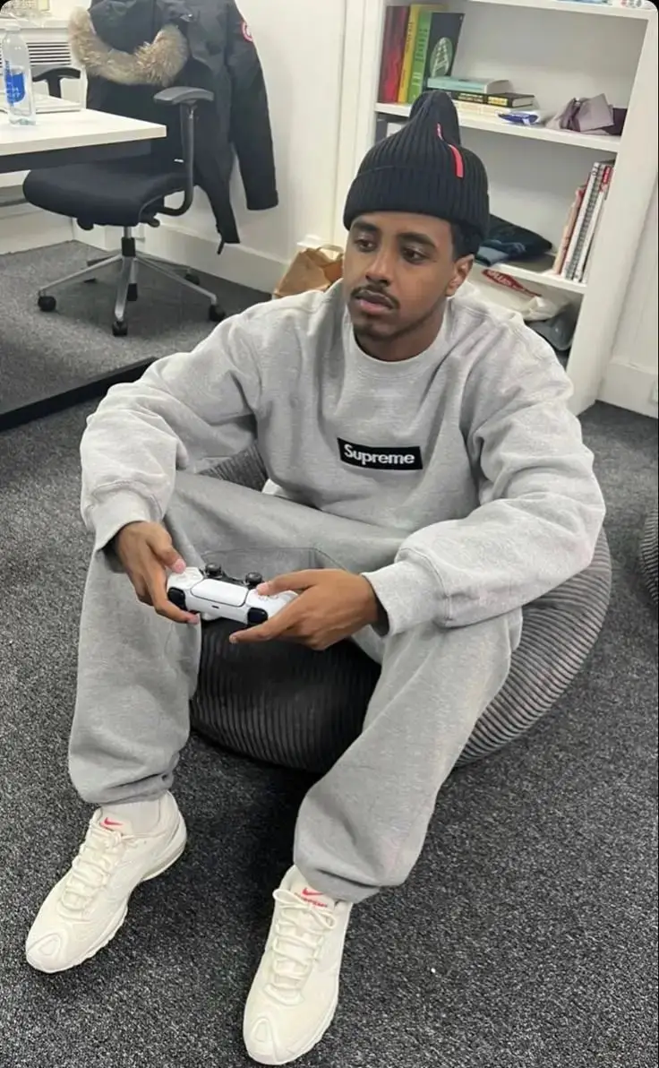 Supreme Box Logo Crewneck Sweatshirt — photo 4 of 12
