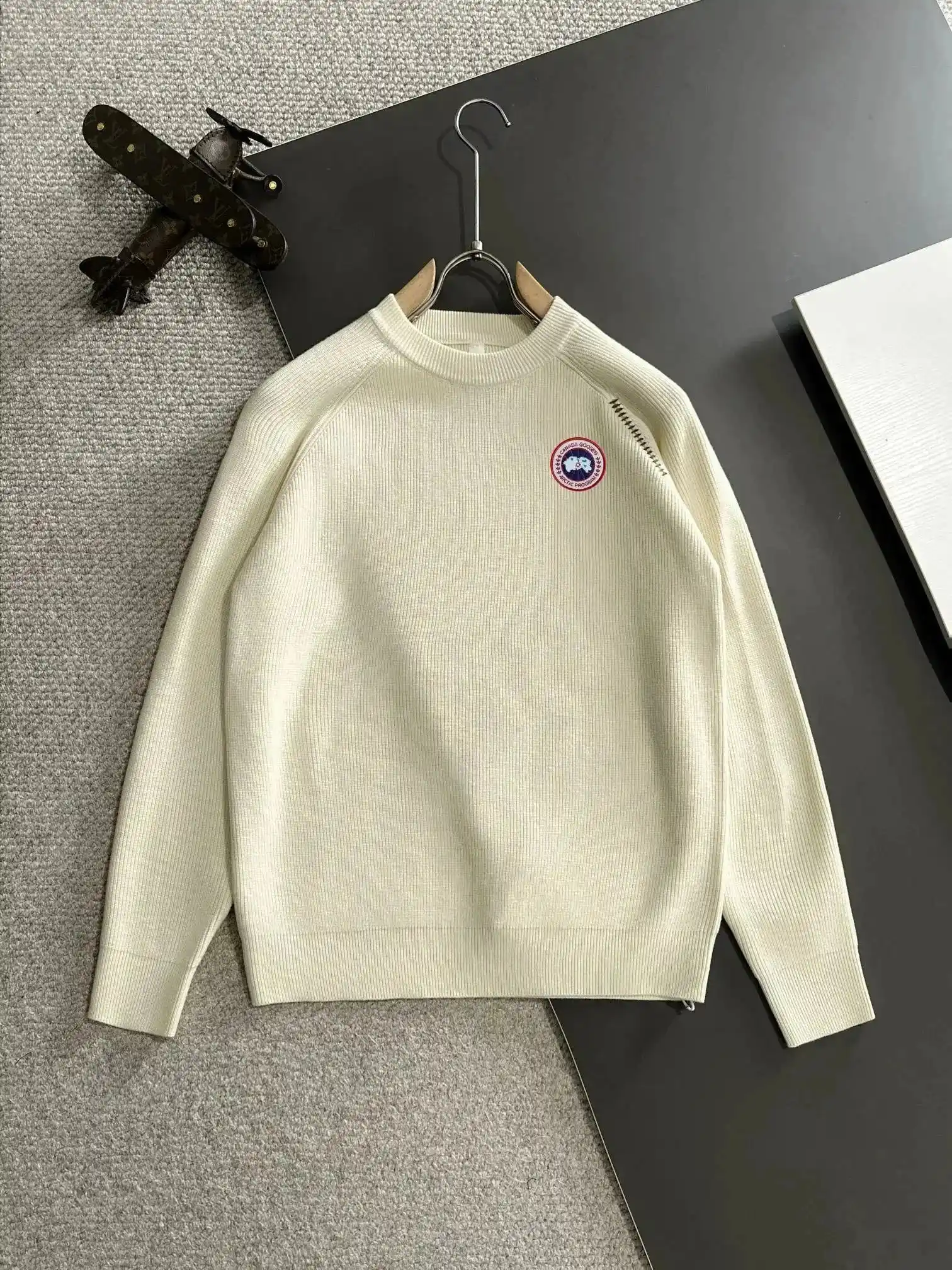 Canada Goose Sweater — photo 8 of 9