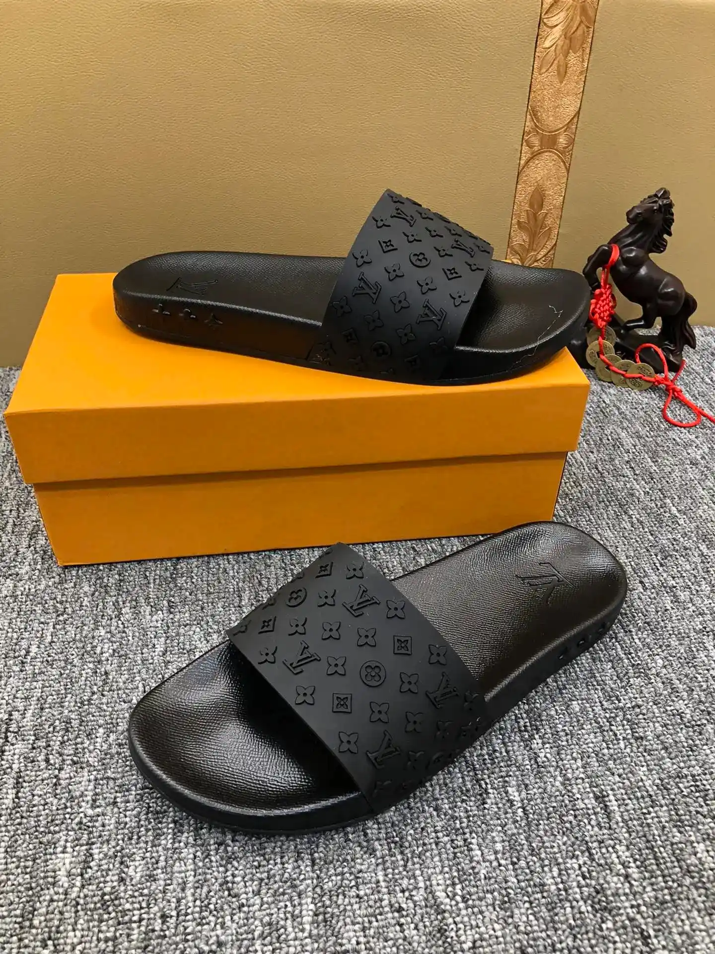Louis Vuitton Slippers — photo 7 of 7