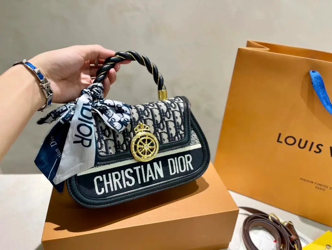 Gucci Handbags — photo 8 of 15